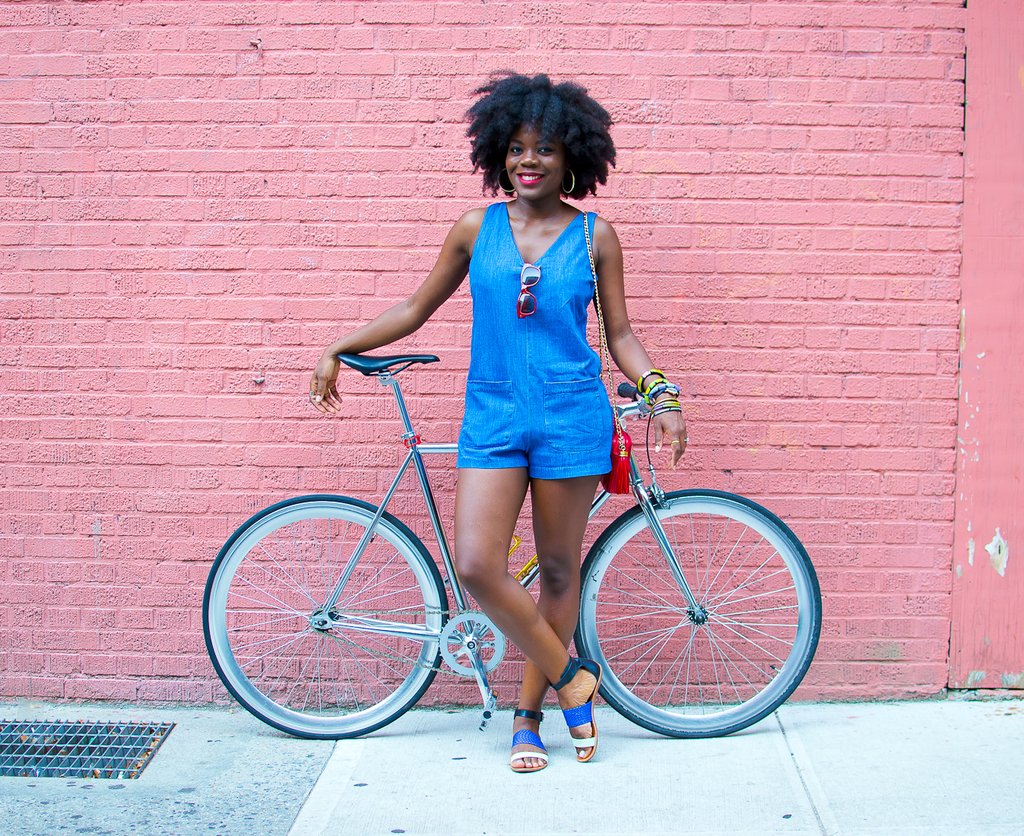 kinky curly hair and blue romper for summer style